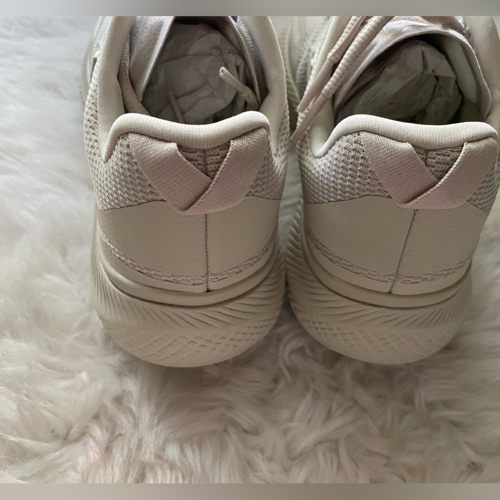 New! Veja Cream and White Shoes - Picture 5 of 9